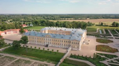 Rundale (Rundle) Sarayı 'nda uçan drone' dan güzel panoramik 4K video ve 18. yüzyılda yapılmış bahçeler. Rundale, Zemgale, Letonya (Seriler)