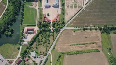 Rundale (Rundle) Sarayı 'nda uçan drone' dan güzel panoramik 4K video ve 18. yüzyılda yapılmış bahçeler. Rundale, Zemgale, Letonya (Seriler)