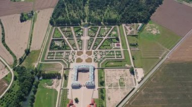 Rundale (Rundle) Sarayı 'nda uçan drone' dan güzel panoramik 4K video ve 18. yüzyılda yapılmış bahçeler. Rundale, Zemgale, Letonya (Seriler)