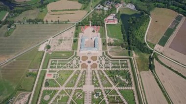 Rundale (Rundle) Sarayı 'nda uçan drone' dan güzel panoramik 4K video ve 18. yüzyılda yapılmış bahçeler. Rundale, Zemgale, Letonya (Seriler)