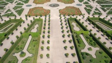 Rundale (Rundle) Sarayı 'nda uçan drone' dan güzel panoramik 4K video ve 18. yüzyılda yapılmış bahçeler. Rundale, Zemgale, Letonya (Seriler)