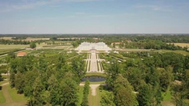 Rundale (Rundle) Sarayı 'nda uçan drone' dan güzel panoramik 4K video ve 18. yüzyılda yapılmış bahçeler. Rundale, Zemgale, Letonya (Seriler)