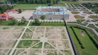 Rundale (Rundle) Sarayı 'nda uçan drone' dan güzel panoramik 4K video ve 18. yüzyılda yapılmış bahçeler. Rundale, Zemgale, Letonya (Seriler)