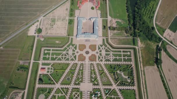 Gyönyörű panoráma légi 4K videó repülő drón a Rundale (Rundle) palota és a kertek, épült a 18. században. Rundale, Zemgale, Lettország (sorozat))