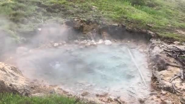 Geyser naturel, eau de source chaude au parc national Yellowstone . 