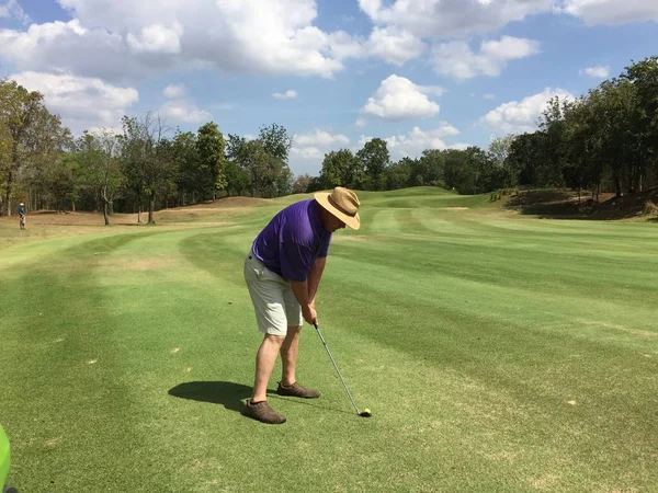 Een Man Golfen Het Golf Gebied — Stockfoto