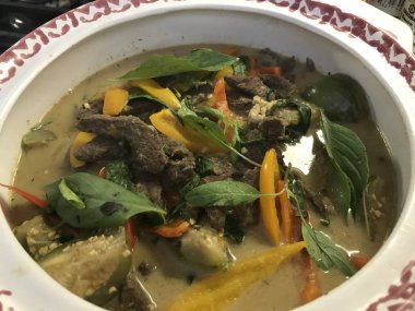 tabakta pirinç ve sebze ile kızarmış balık.