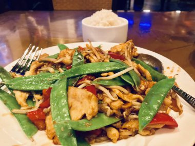 Tavuk ve pirinç ile karışımı sebze bir tabak.