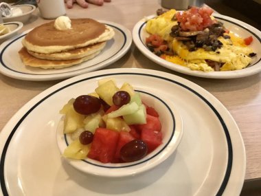 Mix meyve ve gözleme, kahvaltı için omlet bir kase.