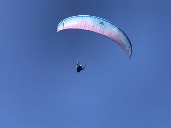 Een Man Hangt Slijpen — Stockfoto