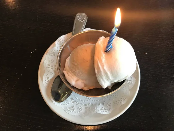 Işıklı Mumlu Doğum Günü Pastası — Stok fotoğraf