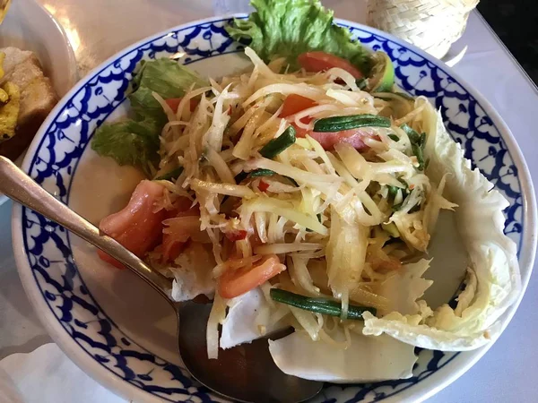 Bir Adam Restoranda Tayland Yemeği Yiyor — Stok fotoğraf