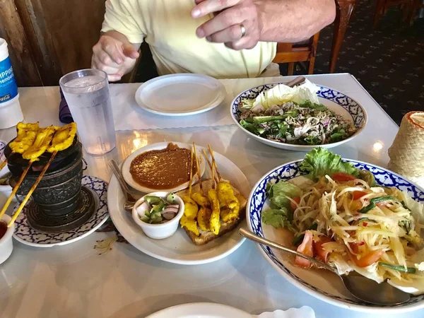 Homem Está Comer Comida Tailandesa Restaurante — Fotografia de Stock
