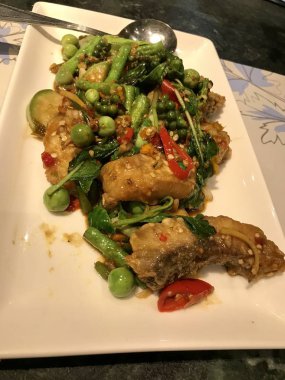 Tayland yemekleri, baharatlı balık bir tabak.