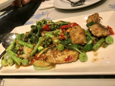 Masada bir tabak Tayland yemeği.