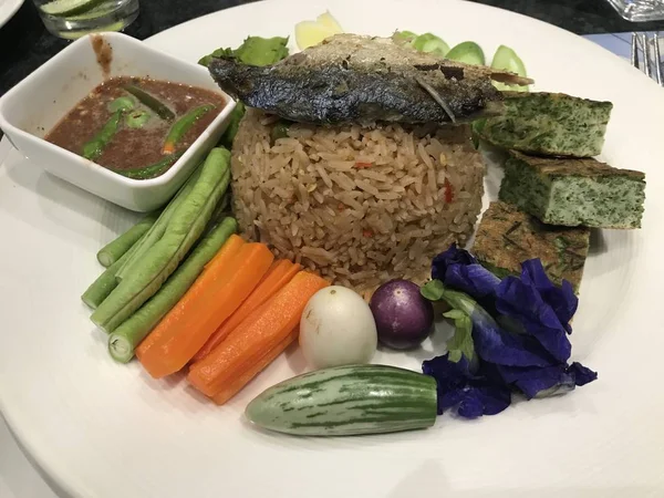 Une Assiette Nourriture Thaïlandaise Riz Légumes Sauce Chili Thaïlandaise — Photo