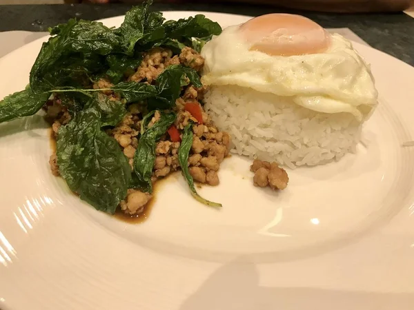 Une Assiette Nourriture Thaïlandaise Avec Oeuf Rencontrer Basilic Sur Riz — Photo