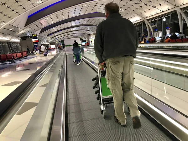 Mężczyzna Chodzę Wózkiem Lotnisku — Zdjęcie stockowe