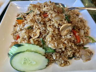 bir tabak kızarmış pirinç.