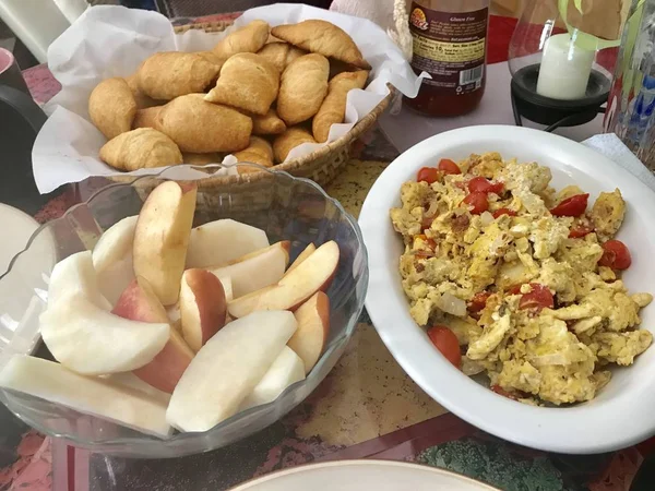 Kahvaltı Için Masada Birçok Tabak Yemek — Stok fotoğraf