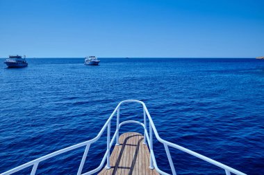 Kızıl Deniz 'deki teknenin burnundan güzel bir manzara.