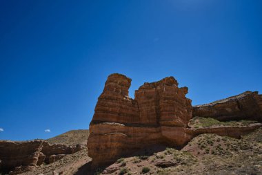 Kazakistan 'daki Charyn Kanyonu' nun kayaları sıcak yaz zamanı büyük develere benziyor.