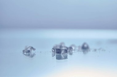 Tuz kristallerinin yakınlaşması Kuzey Denizi 'nin aydınlık günündeki buza benziyordu.