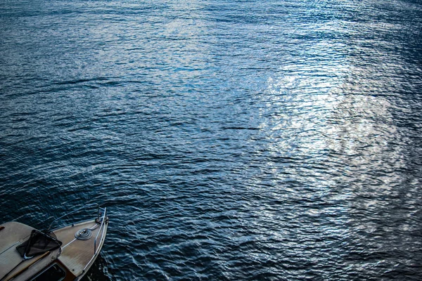 Одинокая Лодка Углу — стоковое фото