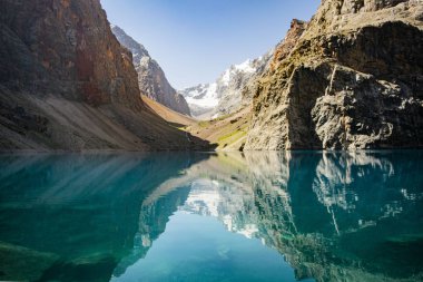 dağlar ve derin mavi göl 