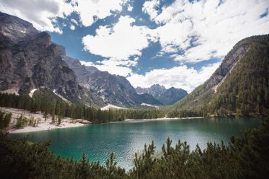 Dağların ortasındaki göl.