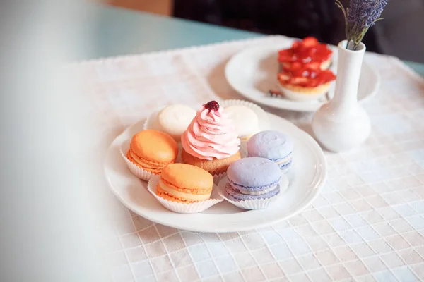 Ein Teller Bringt Bunte Macarons Auf Den Tisch — Stockfoto