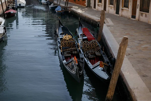 Две влюблённые гондолы на канале в Венеции — стоковое фото