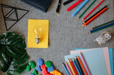 Eğitim, kağıt ve boya kalemi, ampul fikirler için düz lay