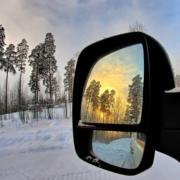 Zimowy Las Krajobraz Tle Piękny Żółty Wschód Słońca Lusterku Wstecznym — Zdjęcie stockowe