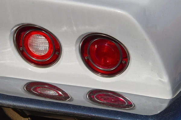 白いクラシックカーのクロムリアバンパーから反射する2つのラウンドテールライト — ストック写真