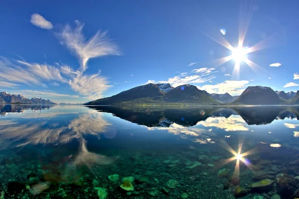 Soleil Montagnes Réflexion Sur Surface Stable Mer Norvège — Photo