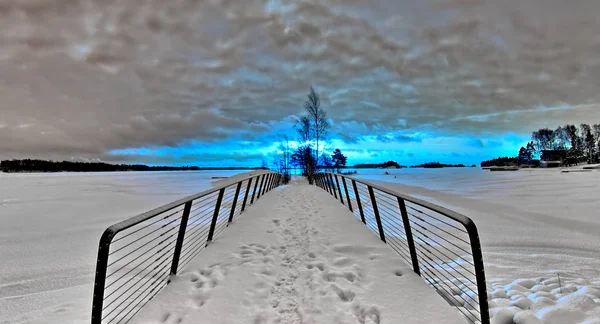 Hdr Foto Paisagem Pequena Ponte Mar Congelado Canais Vermelhos Azuis — Fotografia de Stock