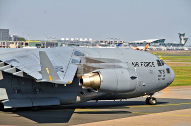 Bize Hava Kuvvetleri kargo uçağı Boeing C17 Helsinki-Vantaa Airport başkanları toplantı saatinde. 17.07.2018 Vantaa, Finlandiya.