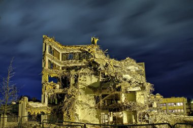 Ağır hasar görmüş beton bir ofis binasının kıyamet fotoğrafı. Hala ayakta duran sadece iki duvar var..