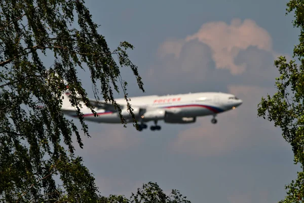 Ein Weißes Flugzeug Mit Roten Streifen Bereitet Sich Auf Die — Stockfoto
