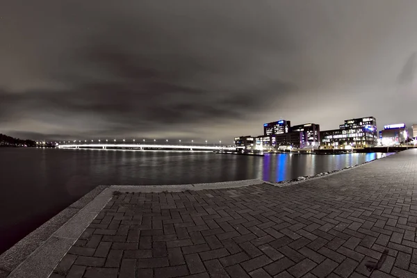 Helsinki Salmisari Nin Gece Çekilmiş Düşük Açılı Fotoğrafı Siyah Beyaz — Stok fotoğraf