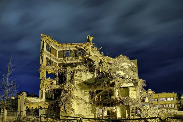 Apokalyptisches Foto Eines Schwer Beschädigten Bürogebäudes Aus Beton Nur Noch Stockbild