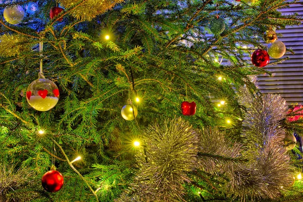 Rood Groen Gouden Kerstkleuren Glanzende Decoraties Een Kerstboom — Stockfoto