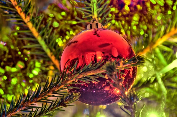 Grote Rode Ornament Opknoping Kerstboom — Stockfoto