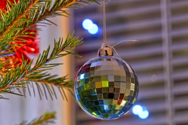 Prachtige Sprankelende Disco Bal Een Groene Tak Van Kerstboom — Stockfoto