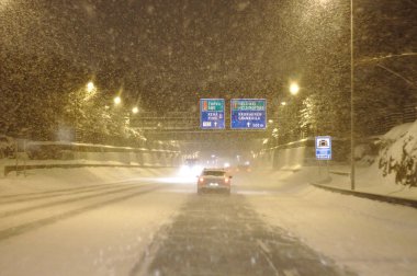 Aşırı hava koşulları halka 2, Espoo Finlandiya. Turku, Kauniainen, Helsinki, halka 2 yol işaret. 2018 kışın çekilmiş fotoğrafı