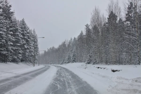 Zimą Oblodzone Niebezpieczne Drogi Północy Śnieg Pokrywający Las Drogę — Zdjęcie stockowe