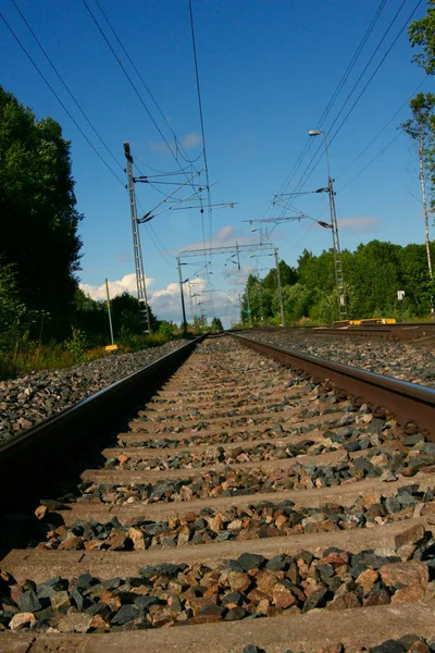 Vista Inclinada Del Ferrocarril Vacío Líneas Eléctricas Colgando Arriba —  Fotos de Stock