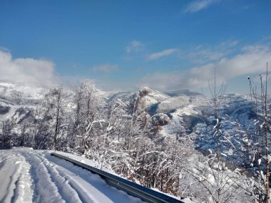 Paisaje de invierno con montaas y nieve en Rumania, pueblo de Parva, Transilvania