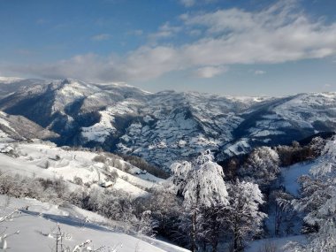 Paisaje de invierno con montaas y nieve en Rumania, pueblo de Parva, Transilvania
